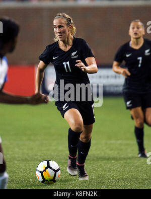 Cincinnati, Ohio, USA. Sep 19, 2017. Le milieu de terrain néo-zélandais Kirsty Yallop (11) porte la balle contre les États-Unis dans leur match à Nippert Stadium. Cincinnati, Ohio. Brent Clark/Alamy Live News Banque D'Images