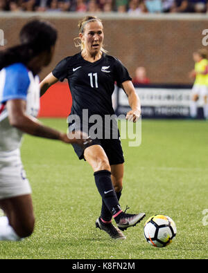 Cincinnati, Ohio, USA. Sep 19, 2017. Le milieu de terrain néo-zélandais Kirsty Yallop (11) porte la balle contre les États-Unis dans leur match à Nippert Stadium. Cincinnati, Ohio. Brent Clark/Alamy Live News Banque D'Images