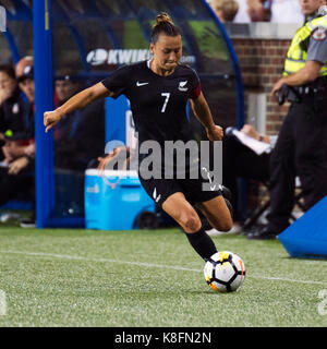 Cincinnati, Ohio, USA. Sep 19, 2017. La nouvelle zelande humains Ali Riley seves la balle vers l'objectif contre les USA dans leur match à Nippert Stadium. Cincinnati, Ohio. Brent Clark/Alamy Live News Banque D'Images