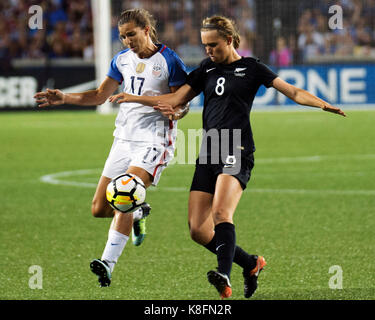 Cincinnati, Ohio, USA. Sep 19, 2017. Le milieu de terrain USA Tobin Heath (17) se bat pour la balle contre le milieu de la Nouvelle-Zélande (8) Cleverley Daisy dans leur match à Nippert Stadium. Cincinnati, Ohio. Brent Clark/Alamy Live News Banque D'Images