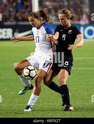 Cincinnati, Ohio, USA. Sep 19, 2017. Le milieu de terrain USA Tobin Heath (17) se bat pour la balle contre le milieu de la Nouvelle-Zélande (8) Cleverley Daisy dans leur match à Nippert Stadium. Cincinnati, Ohio. Brent Clark/Alamy Live News Banque D'Images