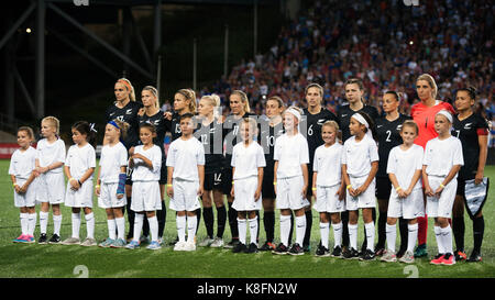 Cincinnati, Ohio, USA. Sep 19, 2017. Team New Zealand est à l'écoute de leur hymne national avant d'affronter les Etats-Unis dans leur match à Nippert Stadium. Cincinnati, Ohio. Brent Clark/Alamy Live News Banque D'Images