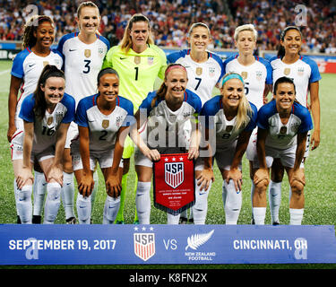 Cincinnati, Ohio, USA. Sep 19, 2017. L'équipe américaine s'aligne pour la traditionnelle photo d'avant match avant d'affronter la Nouvelle-Zélande dans leur match à Nippert Stadium. Cincinnati, Ohio. Brent Clark/Alamy Live News Banque D'Images