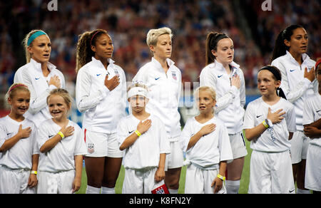 Cincinnati, Ohio, USA. Sep 19, 2017. L'équipe américaine couvre leurs cœurs en militaires durant l'hymne national alors que Megan Rapinoe (centre) manifestations silencieusement avant leur match contre la Nouvelle-Zélande à Nippert Stadium. Cincinnati, Ohio. Brent Clark/Alamy Live News Banque D'Images