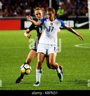 Cincinnati, Ohio, USA. Sep 19, 2017. Le milieu de terrain USA Tobin Heath (17) se bat pour la balle contre le milieu de la Nouvelle-Zélande (8) Cleverley Daisy dans leur match à Nippert Stadium. Cincinnati, Ohio. Brent Clark/Alamy Live News Banque D'Images