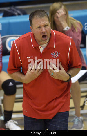 Usa. Sep 19, 2017. SPORTS -- l'entraîneur de Sandia Kristopher Borland crie des instructions à ses joueurs pendant le match à Cleveland le Mardi, Septembre 19, 2017. Credit : Greg Sorber/Albuquerque Journal/ZUMA/Alamy Fil Live News Banque D'Images