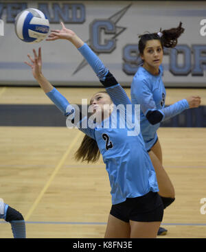 Usa. Sep 19, 2017. SPORTS -- Cleveland's Kenley Vote définit le ballon pendant le match avec le Sandia à Cleveland le Mardi, Septembre 19, 2017. Credit : Greg Sorber/Albuquerque Journal/ZUMA/Alamy Fil Live News Banque D'Images