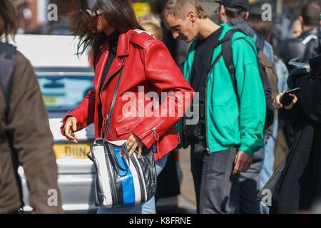 Londres, GROSSBRITANNIEN. 18 septembre 2017. Un showgoer chic qui se pose à l'extérieur du spectacle de pistes marques Almeida pendant la semaine de mode de Londres - 18 septembre 2017 - Credit: Piste Manhattan/Grace Lunn ***pour usage éditorial seulement*** | Verwendung weltweit/dpa/Alay Live News Banque D'Images