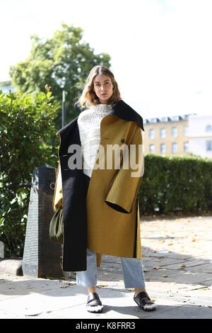 Blogger irina lakicevic posant dehors de la pringle of Scotland défilé lors de la London fashion week - sept 18, 2017 - Photo : manhattan piste/valentina ranieri ***pour un usage éditorial uniquement*** | verwendung weltweit Banque D'Images