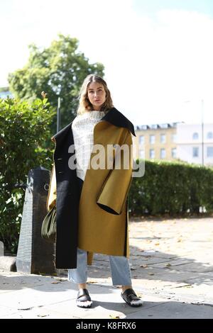 Blogger irina lakicevic posant dehors de la pringle of Scotland défilé lors de la London fashion week - sept 18, 2017 - Photo : manhattan piste/valentina ranieri ***pour un usage éditorial uniquement*** | verwendung weltweit Banque D'Images