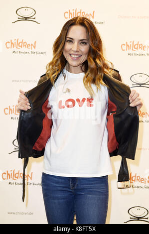 Berlin, Allemagne. 19 septembre 2017. Melanie C joue en direct sur scène lors d'un déjeuner-concert en faveur de l'association caritative pour enfants « enfants pour un monde meilleur e.V. » au magasin TK Maxx am Alexanderplatz le 19 septembre 2017 à Berlin, en Allemagne. | Verwendung weltweit crédit : dpa/Alay Live News Banque D'Images