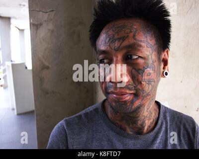 , Cainta rizal, philippines - le 18 septembre 2017 : un homme avec le body art, montre son tatouage facial et le perçage des oreilles. Banque D'Images