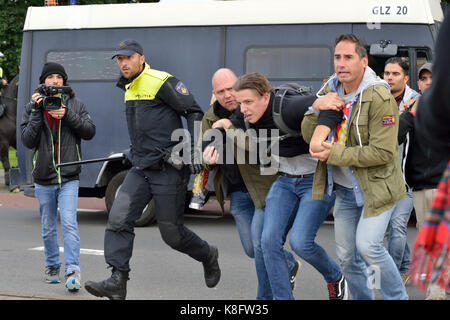 Un homme est d'être arrêté pendant une manifestation anti-islam d'pegida. Son but était de perturber la manifestation. Banque D'Images