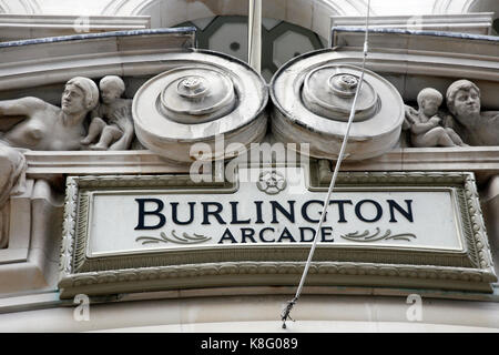 Londres, Royaume-Uni - juin 4, 2012 : Burlington Arcade, 19e siècle galerie commerçante d'Europe, derrière Bond street de Piccadilly jusqu'à Burlington Gardens Banque D'Images