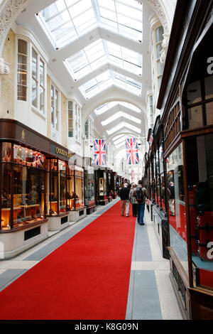 Londres, Royaume-Uni - juin 4, 2012 : vue intérieure de Burlington Arcade, 19e siècle galerie commerçante d'Europe, derrière Bond street de Piccadilly jusqu'à bur Banque D'Images