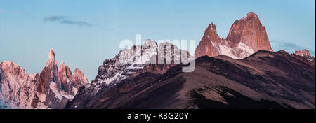 Coucher du soleil panorama du Cerro Torre et Fitz Roy chaînes de montagne du parc national Los Glaciares, Patagonie, Argentine Banque D'Images