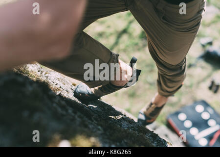 Taille de l'homme boulderer vue grimper boulder, Lombardie, Italie Banque D'Images