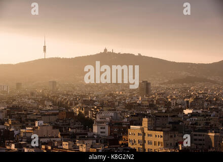 Paysage urbain élevé vue de Tibidabo de Montjuïc, Barcelone, Espagne Banque D'Images