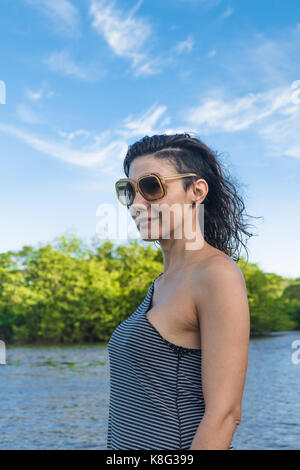 Femme par mer, Fortaleza, Ceará, Brésil, Amérique du Sud Banque D'Images