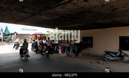 Les bidonvilles se rassemblent sous le pont Monivong Chhba Ampeou côté marché Tonle Bassac Phnom Penh Cambodge Banque D'Images