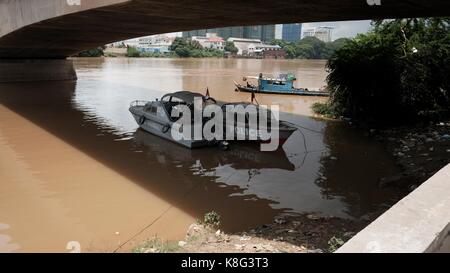 Bidonville sous le pont Monivong Chhba Ampeou marché côté Tonle Bassac Rivière Phnom Penh Cambodge bateaux de police Banque D'Images