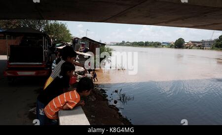 Les pauvres avec des enfants dans la pauvreté ont ordonné de quitter le pont Monivong de Phnom Penh squatter Communautés Cambodge Banque D'Images