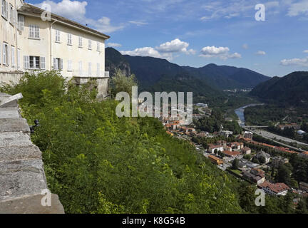 Vue sur Varallo Sesia du sanctuaire de Sacro Monte di varallo Piémont, Italie. Banque D'Images