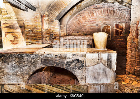 Intérieur de l'caseggiato del termopolio : comptoir en marbre - Ostia Antica - Rome , Italie Banque D'Images