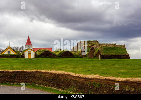 Rooed rouge Église de Glaumbaer village et petits chalets avec toits de gazon dans le nord de l'islande Banque D'Images