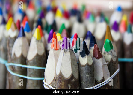 Crayons de couleur faits de brindilles Banque D'Images