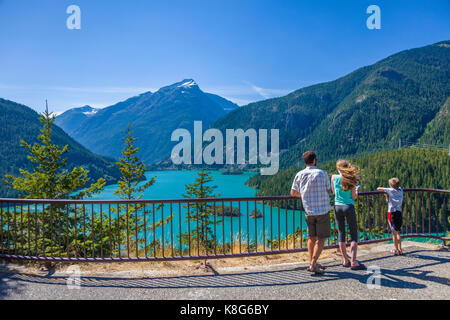 Homme, femme et enfant à la diablo au lac en North Cascades National Park dans le nord-ouest de l'état de Washington Banque D'Images