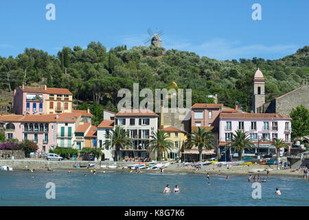 Maisons du village de Collioure par la mer Méditerranée avec les Pyrénées orientales dans l'arrière-plan Banque D'Images