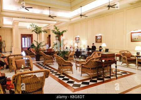 Birmanie, Myanmar : les bâtiments de l'époque coloniale à Yangon (anciennement Rangoon). Intérieur de l'hôtel Strand de luxe avec la tour de l'Autorité Portuaire de Myanmar Banque D'Images
