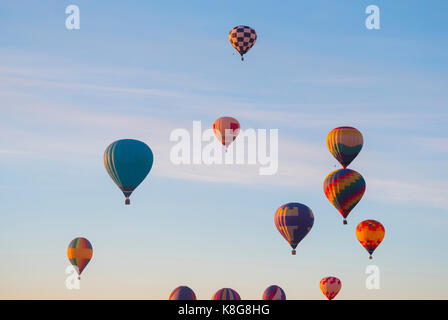 Hot air balloons flying in sky Banque D'Images