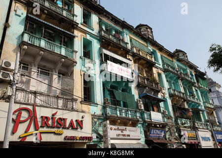 Birmanie, Myanmar : les bâtiments de l'époque coloniale à Yangon (anciennement Rangoon). Façades de bâtiments de l'époque coloniale dans la rue Sule, construit en 1926 *** légende locale Banque D'Images