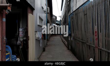 Chbar Ampov vietnamiens Bridg Monivong Phnom Penh Cambodge Zone Ghetto Ruelle avec bamboo fence Banque D'Images