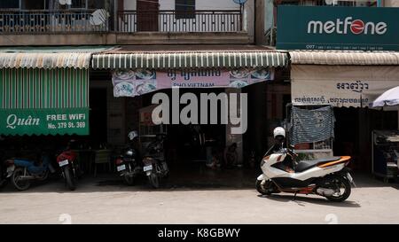 Chbar Ampov vietnamiens Bridg Monivong Phnom Penh Cambodge Zone Ghetto Devantures de magasin Banque D'Images