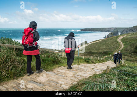 Bedruthan Steps - les promeneurs sur le sentier du littoral menant à Bedruthan Steps sur la côte nord des Cornouailles. Banque D'Images