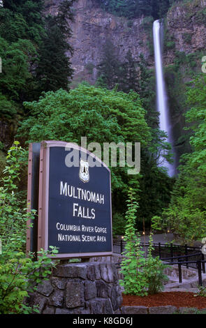 Chutes de Multnomah avec signe, Columbia River Gorge National Scenic Area, Mt Hood National Forest, Virginia Banque D'Images