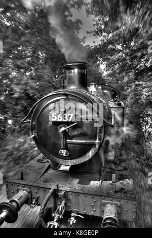 La tête sur coup de GWR 0-6-2T No 5637 tirant un train sur la East Somerset Railway, traitée comme une image HDR. Banque D'Images