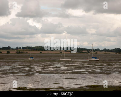 Trois bateaux amarrés dans la marée de l'estuaire de blanc à manningtree Banque D'Images