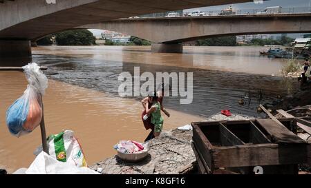 Jeunes filles laver des vêtements sous le pont Monivong Phnom Penh Cambodge la vie le long de la région du fleuve Bassac Vietnam Cambodge Banque D'Images