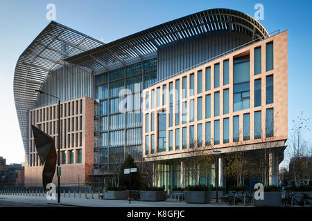 Vue en angle de la façade. Francis Crick Institute, Londres, Royaume-Uni. Architecte : HOK International Ltd, 2017. Banque D'Images