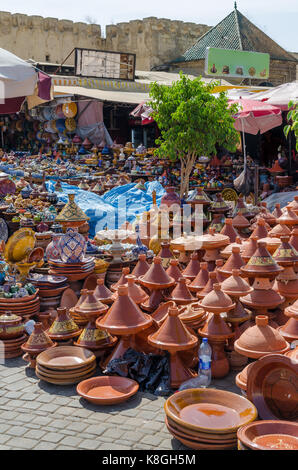 Des centaines de pots de cuisson tajine colorés empilés sur des marchés dans le soukh de Meknès, Maroc, afrique du nord. Banque D'Images