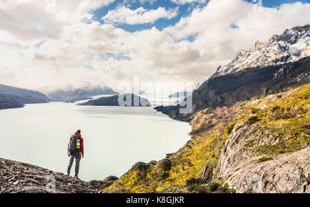 Male hiker surplombant le lac gris et des Glaciers, le parc national Torres del Paine, Chili Banque D'Images