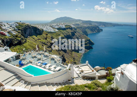 Vue sur piscine et mer, Oia, Santorin, Grèce Banque D'Images