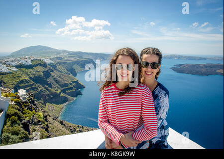 Mother and Daughter hugging, mer en arrière-plan, Oia, Santorin, Grèce, Kikladhes Banque D'Images