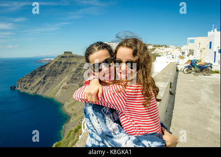 Mother and Daughter hugging, mer en arrière-plan, Oia, Santorin, Grèce, Kikladhes Banque D'Images