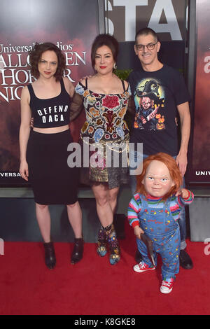 Fiona dourif, Jennifer Tilly, don mancini et chucky assister à l 'ouverture' Halloween Horror Nights at Universal Studios le 15 septembre 2017 à Universal City, en Californie. Banque D'Images