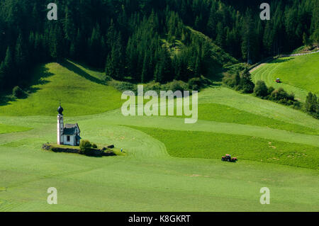 Vue sur vallée et Église Saint Johann, vallée de Funes, Dolomites, Italie Banque D'Images